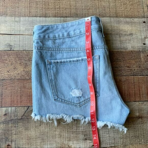 Express low rise denim shorts with peel a boo embroidered flowers on the pockets - Picture 4 of 10